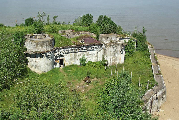 Подпорная стенка и прожекторный колодец форта Риф. 2014 г.