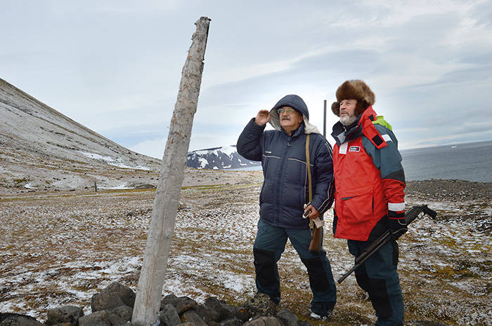 Мыс Флора – самый оживленный «перекресток» Арктики. Здесь множество памятных мест и мемориальных знаков