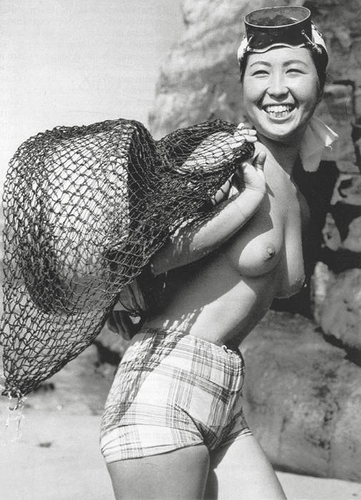 Одна из легендарных «морских дев» – ама с острова Микимото (Япония)