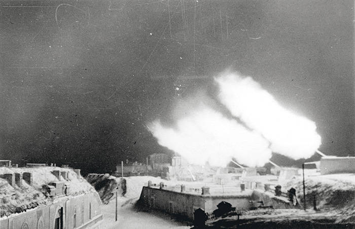 4-й Северный форт «Зверев» ведет огонь по врагу. 1942 г. 4-й Северный форт «Зверев» ведет огонь по врагу. 1942 г.