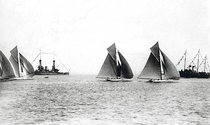 Яхты петербургских яхт-клубов встречают английскую эскадру адмирала Д. Битти на Большом Кронштадтском рейде. 1914 г.