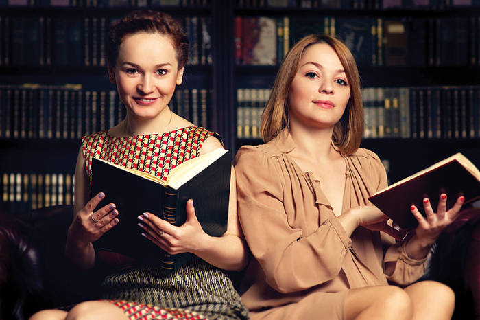 Виктория Морозова и Виктория Илларионова открывают книги для нас