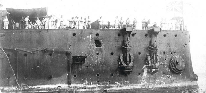 Боевые повреждения носовой части, полученные крейсером 