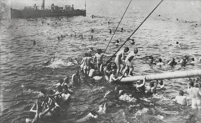 Купание команды в открытом море. 1912–1914 гг.