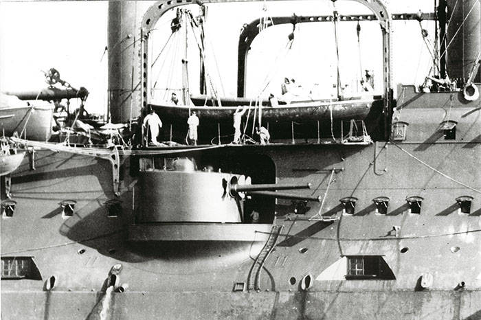 Одна из шести 152-мм башенных установок эскадренного броненосца «Цесаревич». 1904 г.