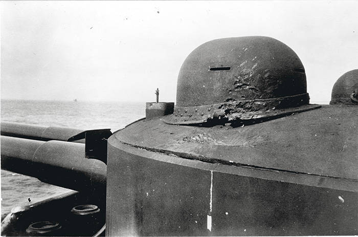 Отметины, сделанные японскими снарядами на одной из башенных установок 