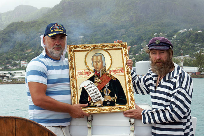 Вадим Цыганов и Фёдор Конюхов с иконой святого Феодора Ушакова на борту яхты «Святая Виктория»