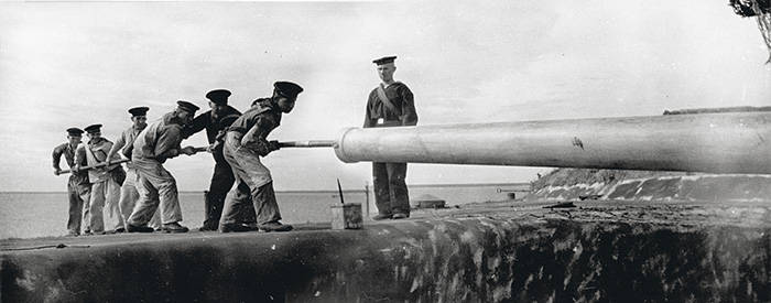 Чистка орудия на батарее № 114 форта Тотлебен. 22.06.1942 г.