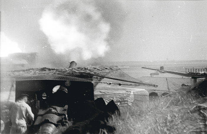 Огонь по врагу ведет 152-мм орудие форта Тотлебен. 10.06.1944 г.