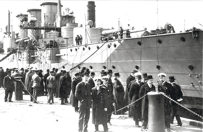 Депутаты Государственной Думы осматривают крейсер «Рюрик» в Кронштадте. 1909 г.