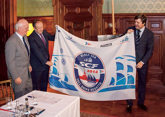 Флаг SCF Black Sea Tall Ships Regatta 2014, побывавший на Северном полюсе, передают в дар Робину Снуку Хургонье