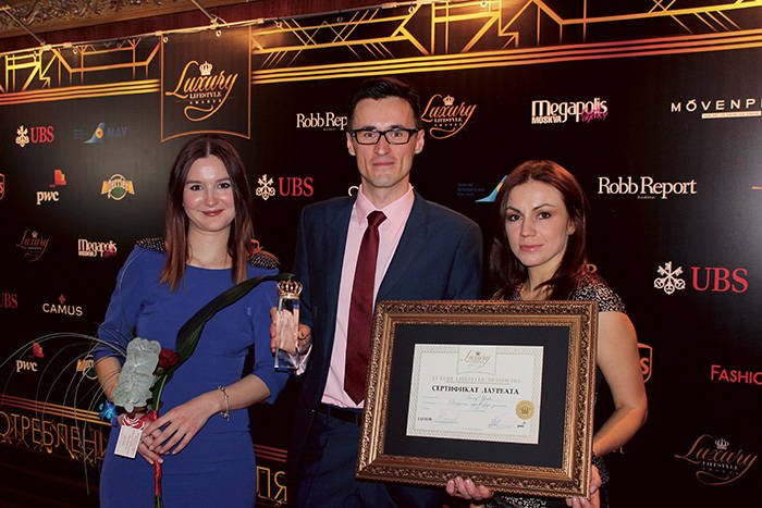 Представители Sunreef Yachts Гжегож Трепка и Анна Филипяк с заслуженной наградой, полученной в номинации «Открытие года в сфере роскоши»