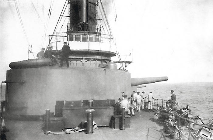 Носовая 12-дюймовая башенная установка линкора «Слава» во время практических стрельб. 1910-е гг.
