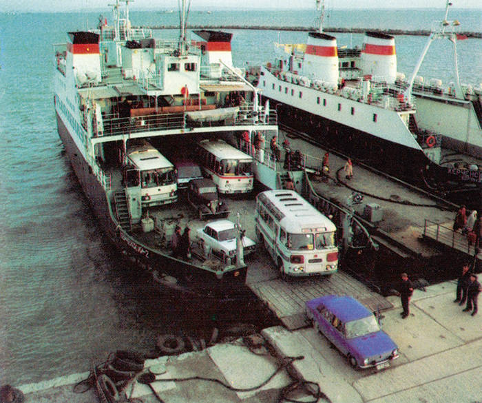 Автомобильные паромы «Керченский-1» (справа) и «Керченский-2» в порту «Крым» (начало 1980-х годов)