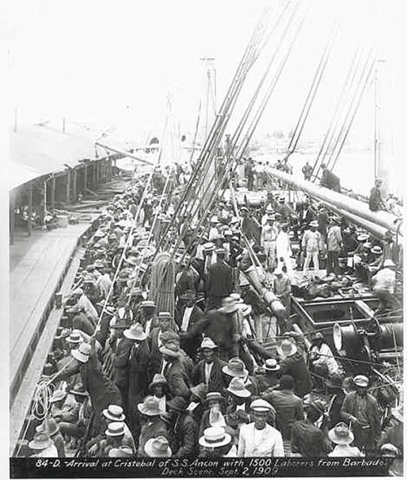 Прибытие парохода «Анкон» с 1500 рабочими из Барбадоса в панамский порт Кристобаль, 1909 год