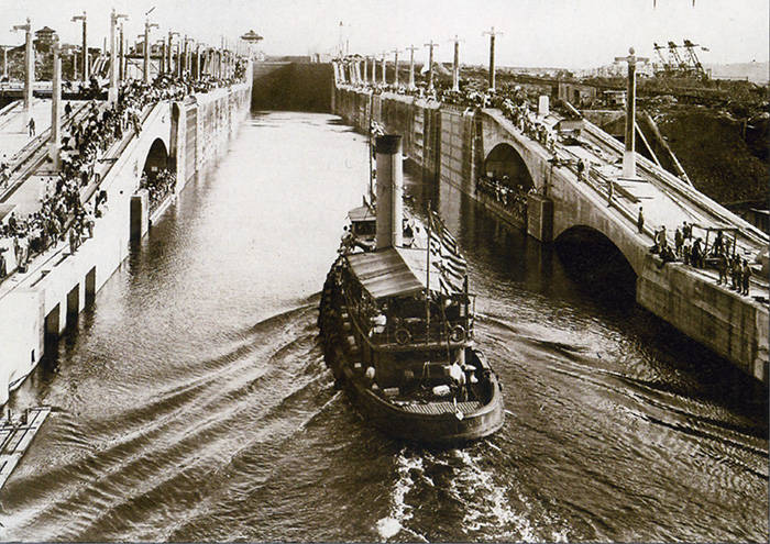 15 августа 1914 года по Каналу прошло первое судно – «Кристобаль»